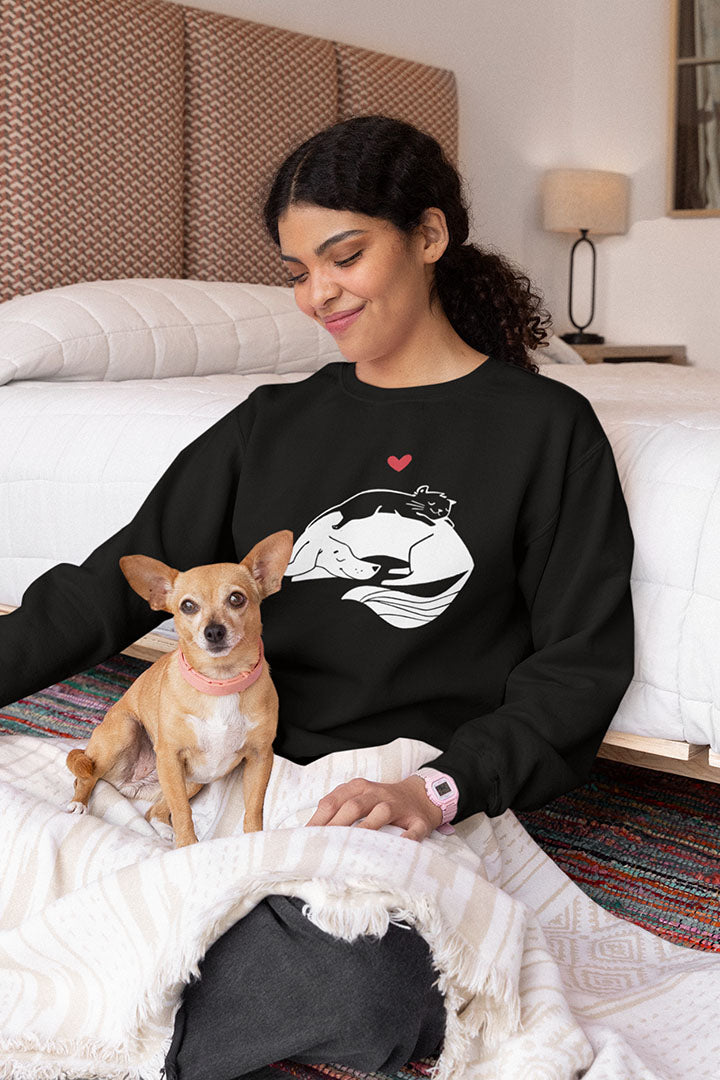 Dog & Cat Cuddling Women's Heavy Blend Crewneck Sweatshirt