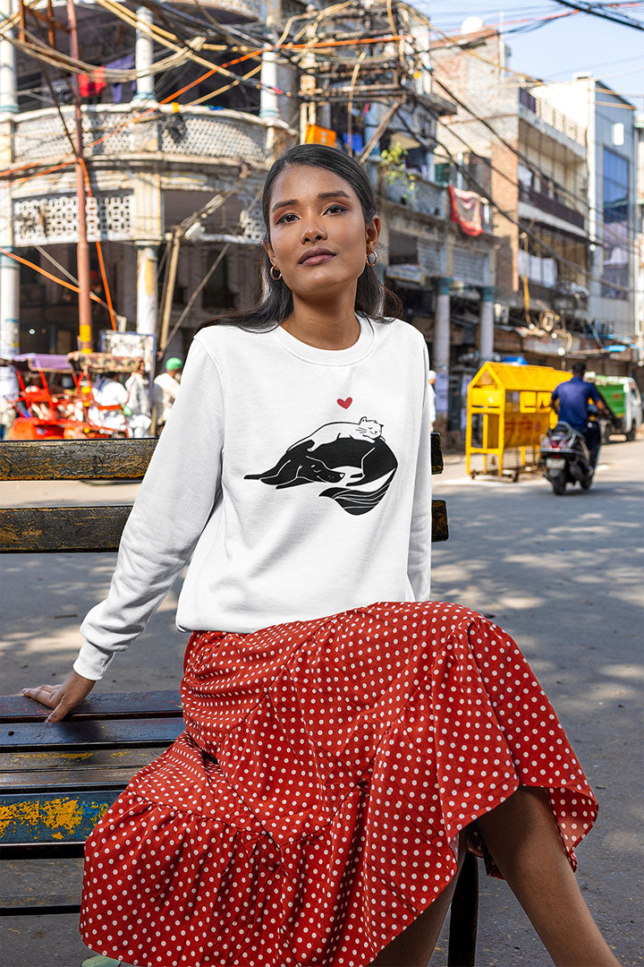 Dog & Cat Cuddling Women's Heavy Blend Crewneck Sweatshirt