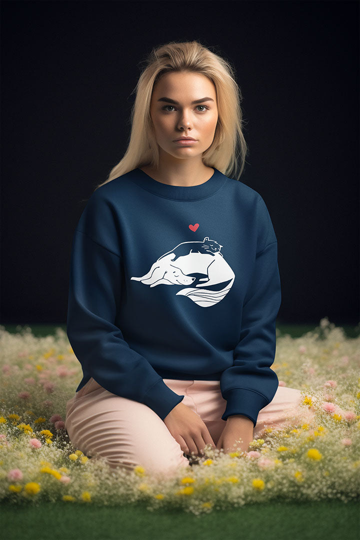 Dog & Cat Cuddling Women's Heavy Blend Crewneck Sweatshirt