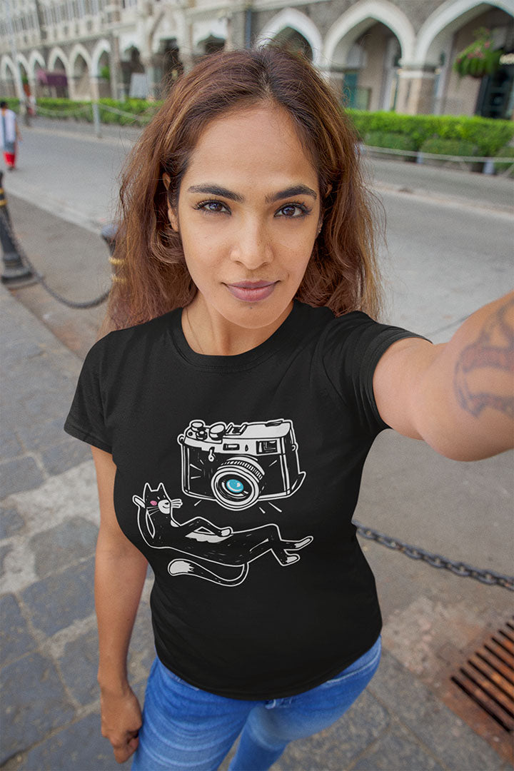 Snap, Purr, Slay – The Ultimate Cat Selfie Tee!
