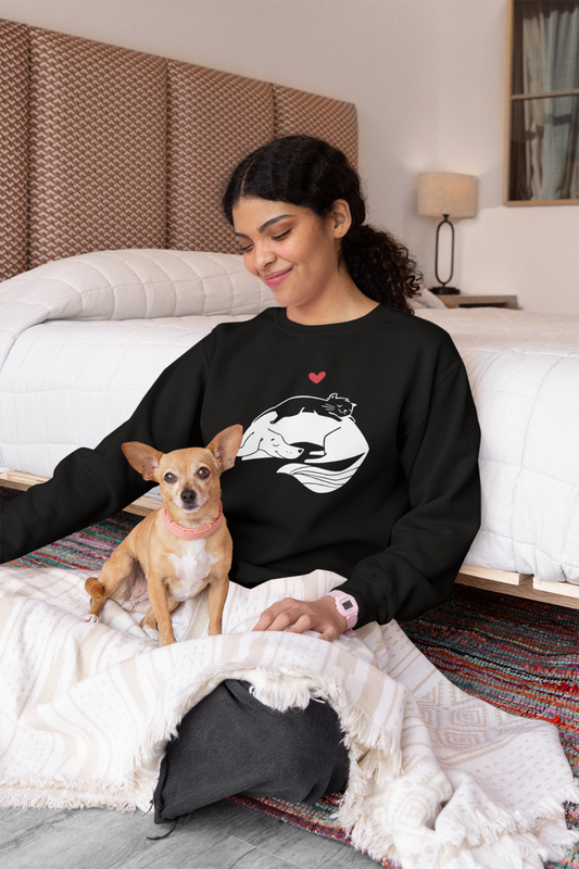 Dog & Cat Cuddling Women's Heavy Blend Crewneck Sweatshirt